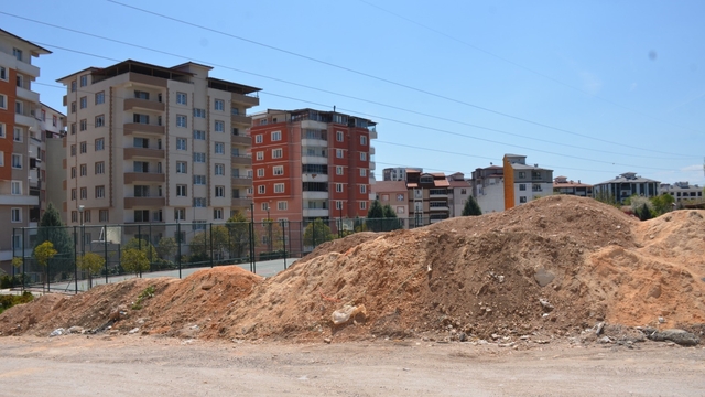 Vatandaşlardan yol kenarına dökülen hafriyatlara tepki
Belediyenin sorumluları bulup cezalandırılması bekleniyor