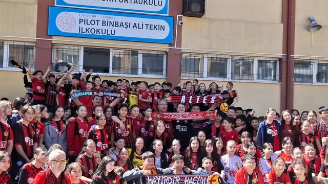 Okula Eskişehirsor formasıyla gelip teneffüslerde yaptıkları tezahüratlarla takımlarının başarısını kutladılar