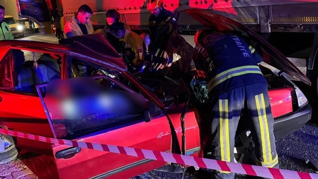 Denizli'de tıra çarpan otomobilin sürücüsü öldü