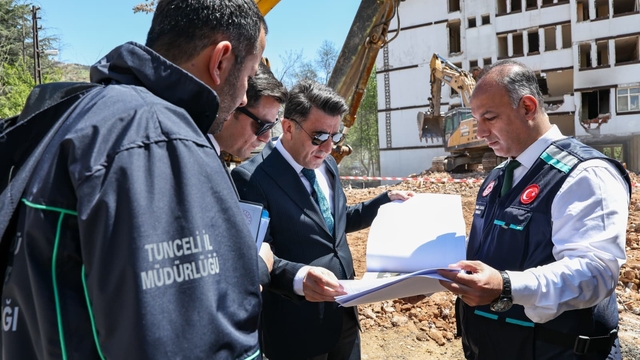 Tunceli'de dev kentsel dönüşüm projesi resmen başladı
Eski belediye binası yıkılıyor: Tunceli'ye 3 yeni meydan ve dev otopark geliyor