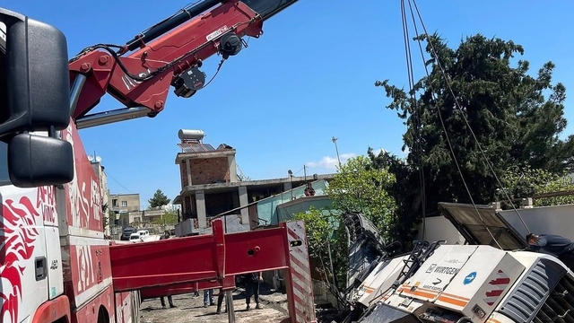 Siirt'te iş makinesi devrildi