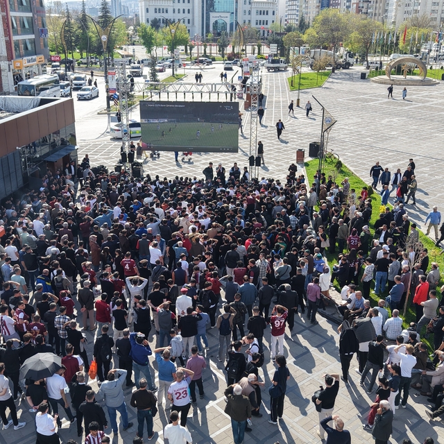 Taraftarlar Elazığspor maçını kentin göbeğinde dev ekrandan izledi