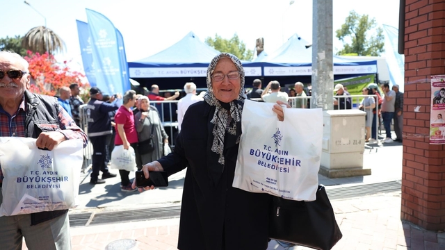 Aydın Büyükşehir Belediyesi binlerce fideyi Nazilli'de vatandaşlara dağıttı