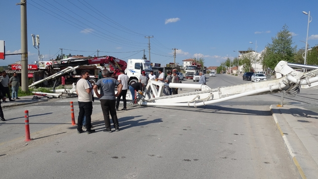 Malatya'da beton pompası devrildi, faciadan dönüldü