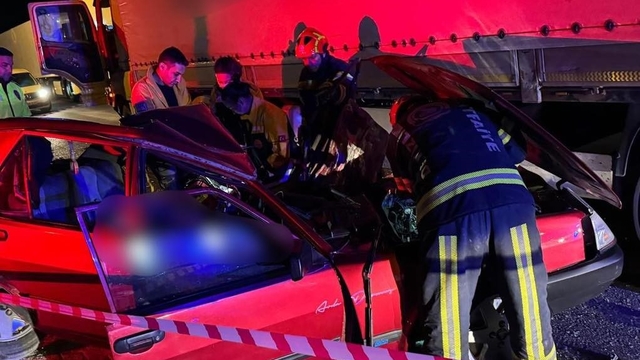 Tıra yandan çarpan otomobilde 1 kişi öldü, 1 kişi ağır yaralandı