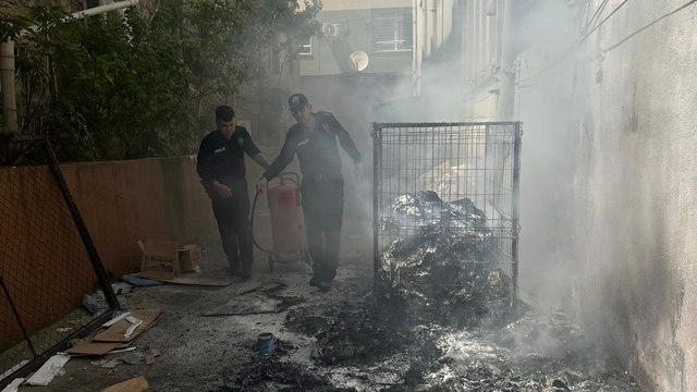 Adana'da polis ekiplerinin müdahalesi yangının büyümesini önledi