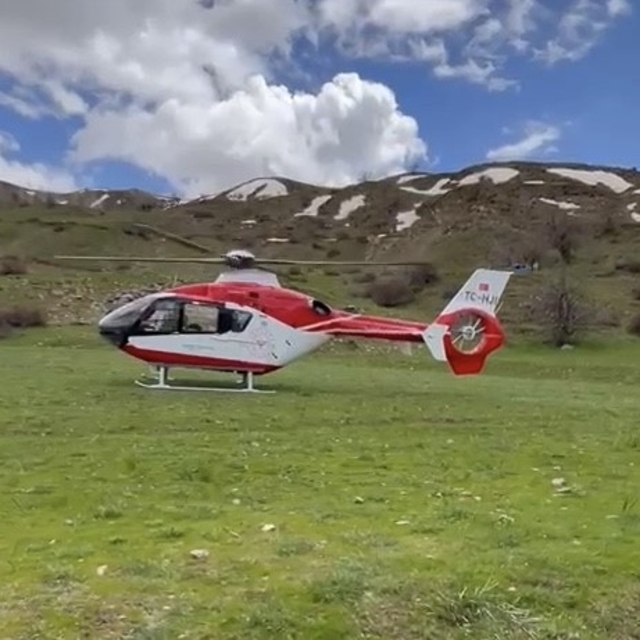 Bitlis'te kayalıklardan düşen genç için helikopter ambulans havalandı