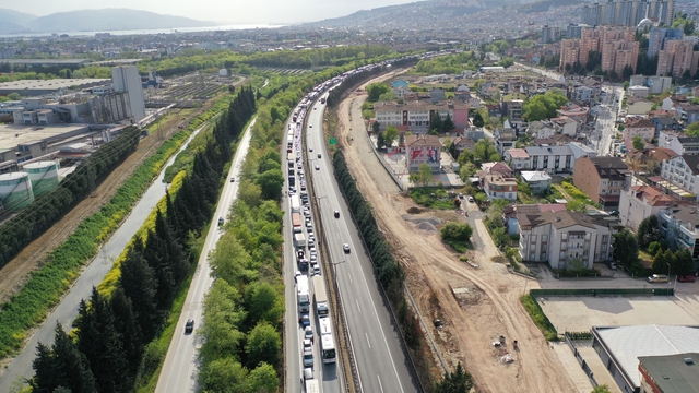 TEM'de 6 TIR zincirleme kazaya karıştı; Ankara yönünde ulaşım aksadı