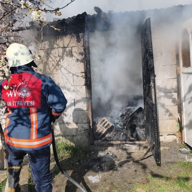 Tuşba'da odunluk yangını