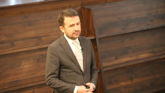 Genel Müdür Çay, "Gazetecilik mesleğinde iş kaybı riskinin söz konusu"
Basın İlan Kurumu Genel Müdürü Abdulkadir Çay, gazeteciliğe yapay zekânın etkilerinden bahsetti
"Yapay zekâyla birlikte fırsatlar ve tehditler boyutunu birlikte değerlendirmek lazım"
"Birçok medya kuruluşu kendi haber doğrulama araçlarını yazıp kullanmaya başladı"