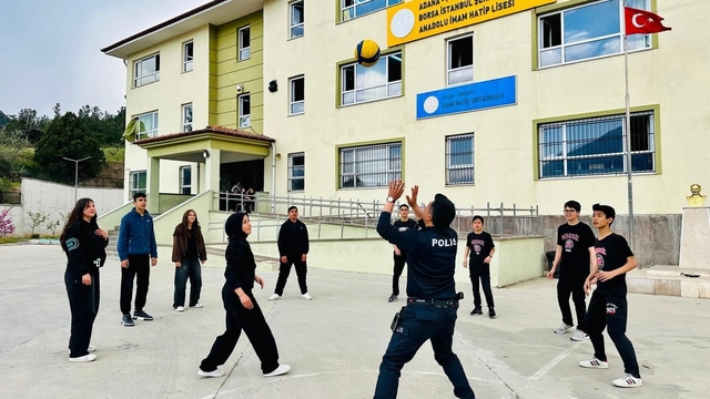 Polis, öğrencilerin voleybol heyecanına ortak oldu