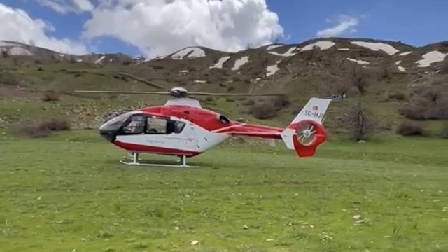 Bitlis'te kayalıklardan düşen genç için helikopter ambulans havalandı