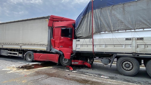 Kocaeli TEM'de 6 tır birbirine girdi: Ankara yönü trafiğe kapandı