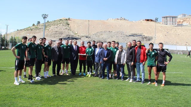 MESOB Başkanı Keskin'den Malatya Yeşilyurt Spor'a ziyaret
Malatyalı iş adamlarına çağrı: "Elinizi taşın altına koyun"