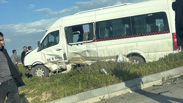 Otomobil ile işçi servisi çarpıştı: 6 yaralı