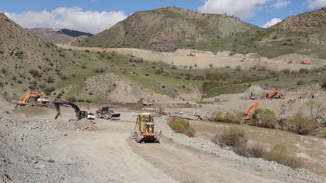 Hakkari'de heyelan meydana gelen bölgede alternatif yol çalışmaları sürüyor