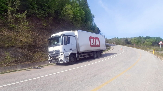 Freni boşalan kamyon başka bir kamyona çarptı: 1 yaralı