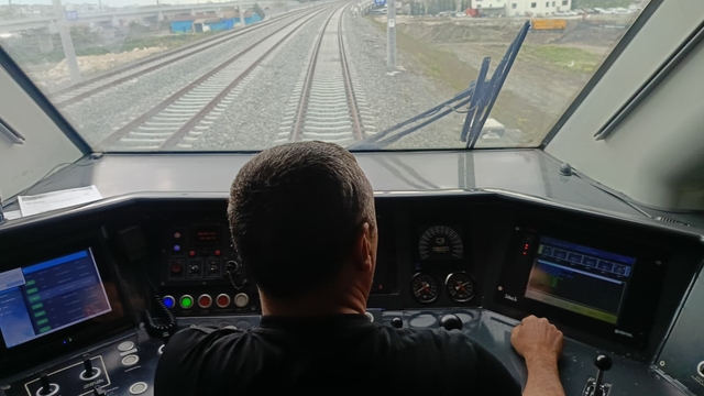 Edirne İstanbul'a komşu oluyor, Vali Sezer test sürüşüne katıldı
Halkalı-Kapıkule Hızlı Tren Projesi'nde test sürüşleri 3 hafta sürecek
Edirne-İstanbul arası hızlanıyor, dev projede son viraj