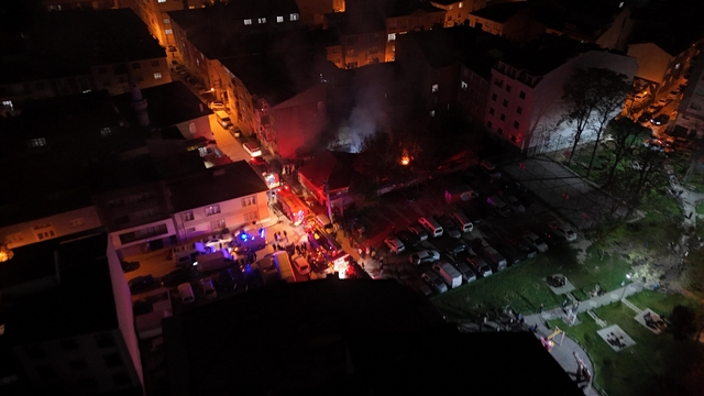 Patlama sesleri gelen gecekondu bahçesinde çıkan yangın yan binaya sıçradı
Sokağın kapanmasına sebep olan yangının söndürülmesine polis memuru da yardım etti