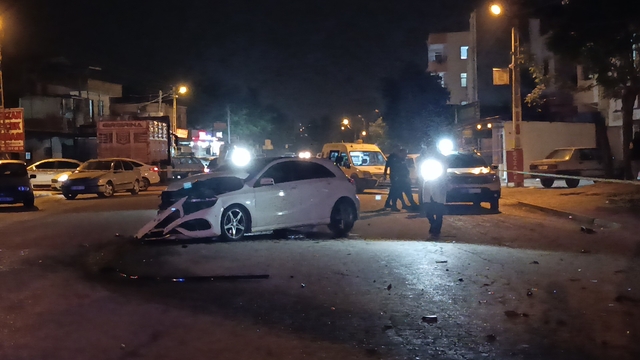 Adana'da zincirleme kaza: 1 ölü, 4 yaralı
Kazaya sebebiyet verdiği iddia edilen sürücü olay yerinden kaçtı