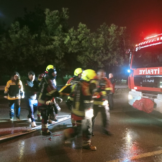 Balıkesir'de yolcu otobüsü devrildi: 3 ölü, 26 yaralı