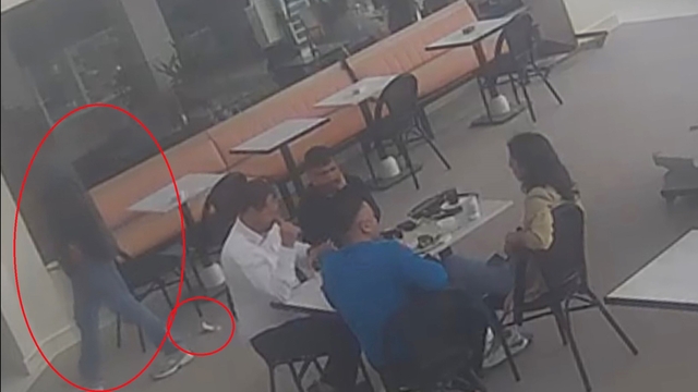 Sahilde aradığı parasını kafede düşüren vatandaşın o anları kameraya yansıdı