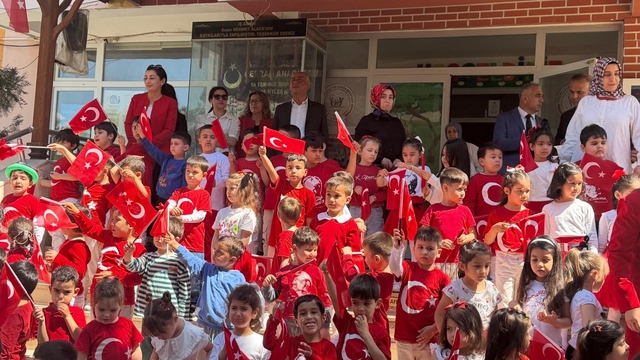 Osmaniye'de minik öğrencilerden el emeği bayrak sergisi