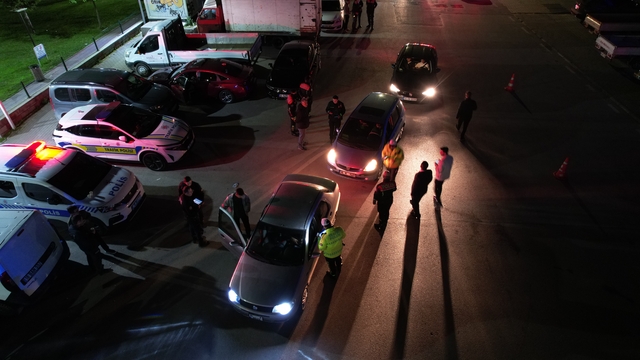 Bursa'da piyasacılara polis baskını