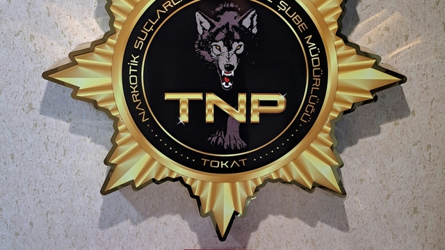 Tokat'ta 936 adet sentetik uyuşturucu hapla yakalanan 2 şüpheli tutuklandı
Alıcıdan satıcılara ulaşan polis tarafından gözaltına alınan 2 uyuşturucu satıcısı çıkartıldıkları mahkemece tutuklandı