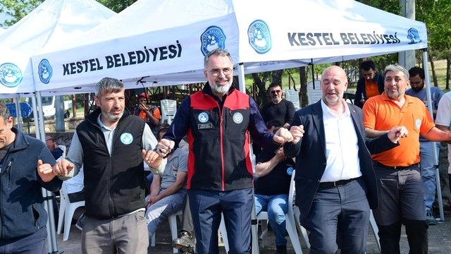 Alın terine vefa
Başkan Erol personeliyle gönül sofrasında
