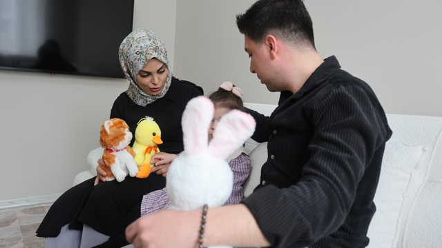 Evini ilaçlatan ailenin 2 yaşındaki kızları ölümden döndü
Evini ilaçlatan Ertuğrul Öksüz:
"Tahta kurularını komple bitirdiler, aileyi de komple bitirme yolunda bir adım atmaya çalıştılar"