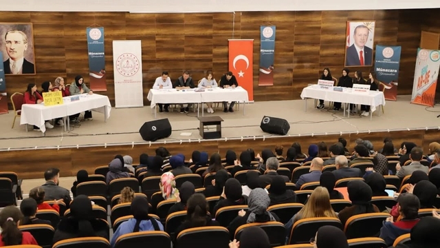 Bayburt'ta liseler arası münazara heyecanı