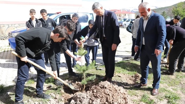 Bayburt'ta öğrenciler fidanları toprakla buluşturdu