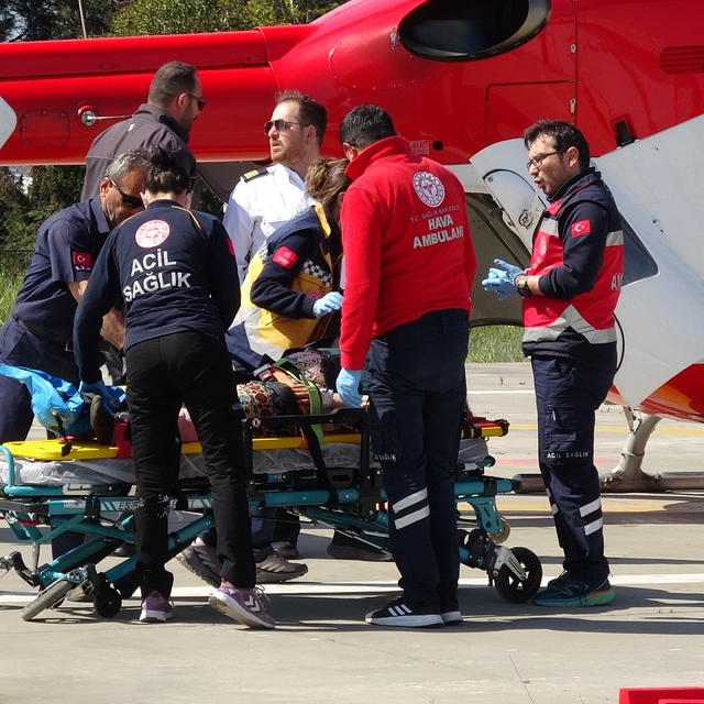 Tarlada bacağı kırılan kadın, ambulans helikopterle hastaneye ulaştırıldı