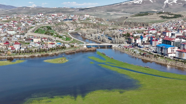Ardahan'da kar sularıyla debisi yükselen Kura Nehri dronla görüntülendi