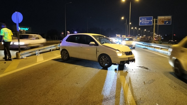 Antalya'da bariyerlere çarpan otomobildeki 2 kişi yaralandı