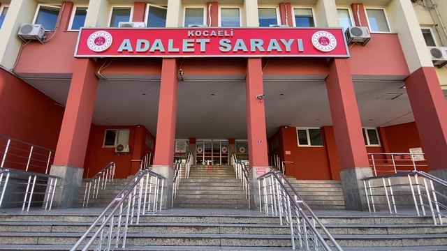Yalova'daki terörist ile HTS kaydına "hurma" savunması
DEAŞ çatışması soruşturmasında yargılanan seyyar satıcıya beraat
Şehit polislerin katiliyle HTS kaydı çıkan sanık: "Hurma fiyatını sormak için beni arayan şahıslardan olduğunu düşünüyorum"
