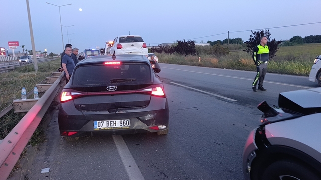 Manavgat'ta 3 araçlı zincirleme kaza: 2 yaralı