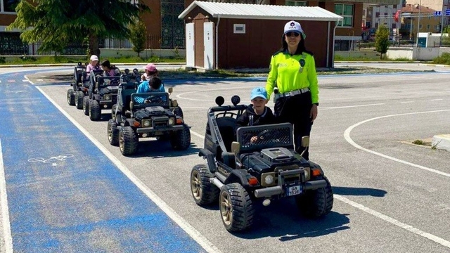 Bilecik'te öğrencilere uygulamalı trafik eğitimi