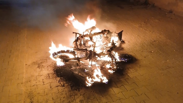 Ailesine kızdı, motosikleti sokak ortasına yaktı