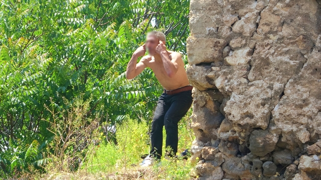 Önce anıta ardından tarihi surlara çıktı, karnı acıkınca çorbayla ikna edildi
1 gün önce anıta çıkıp üzerine benzin döken, kulaklıktan gelen müzikle dans ederek eylem yapan şahıs bu sefer tarihi surlara çıktı
Surlarda alkol alıp yine müzikle dans eden şahıs, 6 saatlik eyleminin ardından karnı acıkınca çorbayla ikna oldu