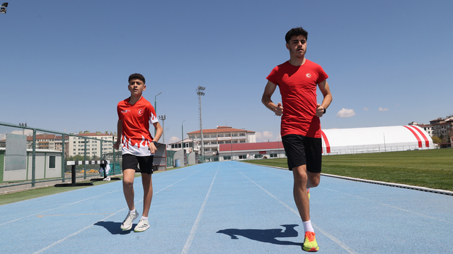 Belde ile il merkezi arasında mekik dokuyan iki sporcu atletizmde zirveyi hedefliyor