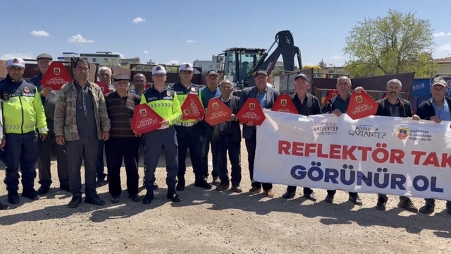 Jandarma 200 traktör sürücüsüne eğitim vererek 400 reflektör dağıttı