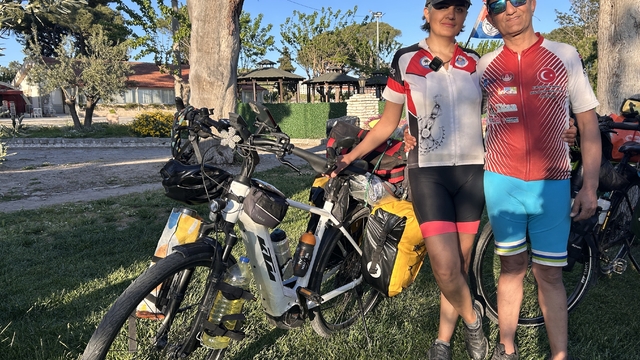 Festival için 2 bin kilometre pedal çevirip Bergama'ya geldiler
Bergama'da Uluslararası Bisiklet Festivali başladı
Yaklaşık 300 bisikletli Bergama'yı tanıtmak için yollara düştü