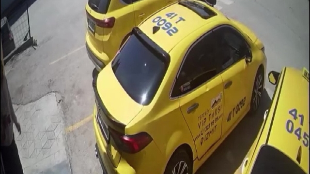 Görme engelli yayanın zor anları kamerada