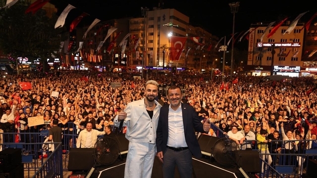 Sevilen sanatçı Sefo Denizli'yi salladı
Denizli'de dev buluşma: On binler Sefo konserine akın etti