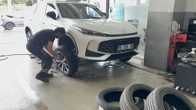 1 Mayıs'ta işçiler meydanda, lastikçiler tezgahta