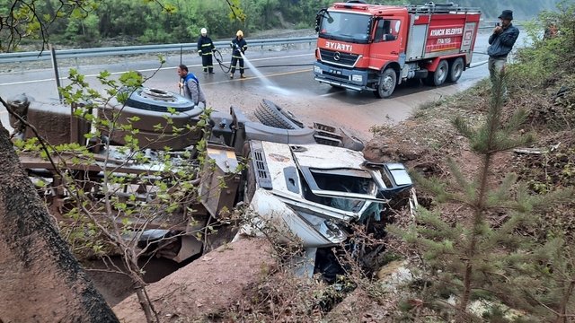 Sinop'ta kum yüklü kamyon devrildi