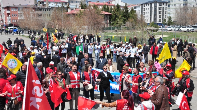Kars'ta davullu-zurnalı 1 Mayıs kutlaması