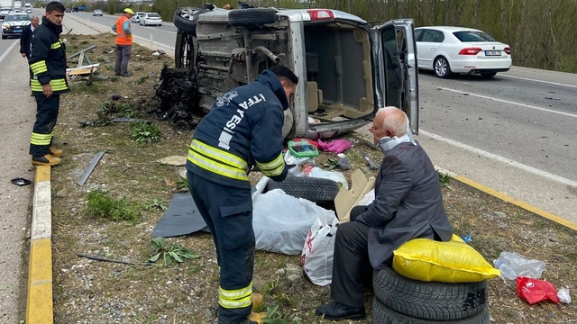 Kadınhanı ilçesinde hafif ticari araç refüje devrildi, 3 kişi yaralandı